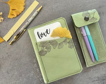 Custodia per taccuino tascabile Moleskine "ginkgo power" in vera pelle verde, pronta per la spedizione