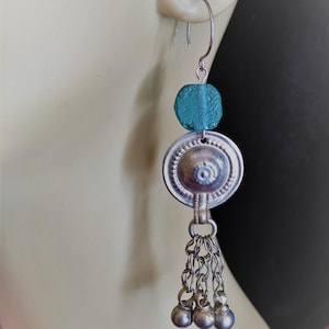Pendientes tribales vintage reciclados con cuentas de vidrio romanas, joyería tintineante, ensamblaje único, 9,5 cm de largo, pesados (#13313)