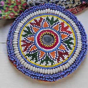 Écusson floral en perles Kuchi, textile tribal coloré, médaillon Gul, 6 po. (21596)