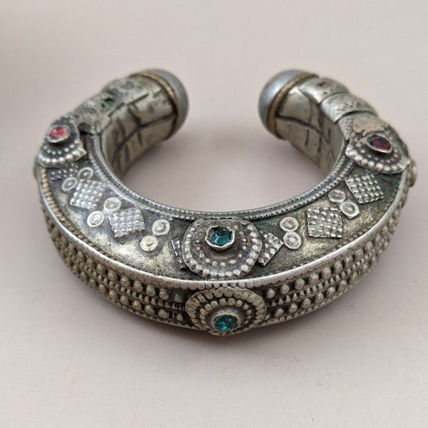 Vintage Tribal Cuff Waziri Jewelry Very NARROW Opening 6" Wrist (15561)