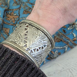 Pulsera tipo brazalete tribal vintage pakistaní Hazara con diseño diagonal de celosía y hojas, PEQUEÑA (20681)