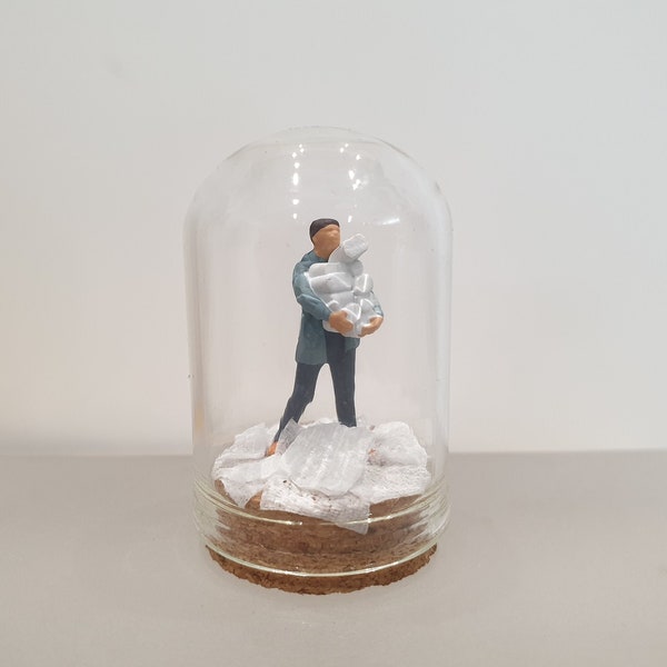 Mini globe en verre, Réserve Covid, Nunaa, résine et éléments upcyclés, homme miniature faisant une réserve de papier toilette, pièce unique