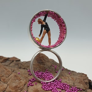 Bague contemporaine femme, &quot;La gymnaste&quot;, argent 925, made in France, création Nunaa, pièce unique, gymnaste miniature et petites perles
