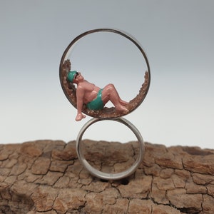 Hedendaagse damesring, "Bronzette", 925 zilver, gemaakt in Frankrijk, creatie van Nunaa, uniek stuk, man die miniatuur en zand bronst
