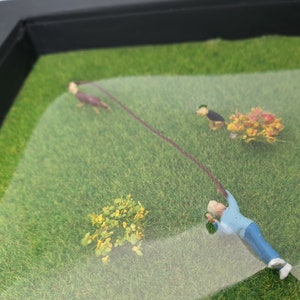 Cuadro 3D 15x15 cm con miniaturas, objetos reciclados y resina, paseando perros