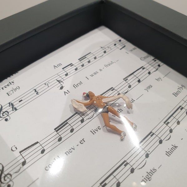 Tableau 3D 10x10 cm, "I will survive", made in france, danseuse miniature & paroles de chanson de Gloria Gaynor, scène sous film transparent