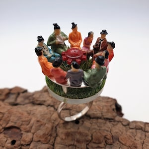 COLLECTIE Draaiende ring, "The tourniquet", 925 zilver, handgemaakt, gemaakt in Frankrijk, creatie van Nunaa, uniek stuk, miniatuurkarakters