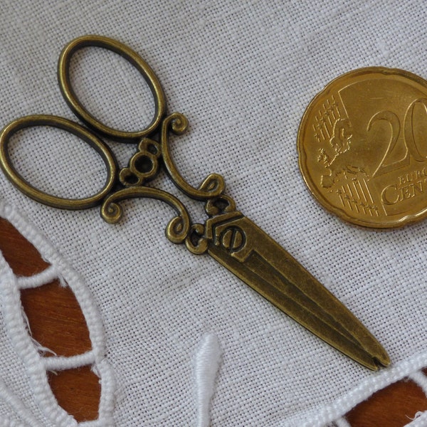 Charm ciseaux couturière en bronze