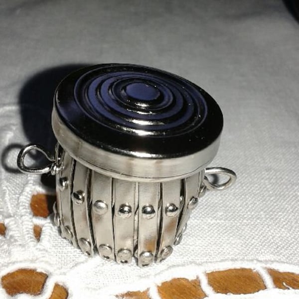 Silver accordeon-extendable clasp to make a purse