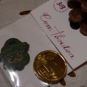 Wooden button Santa's head green collar