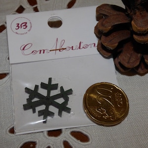 Wooden button Snowflake green collar