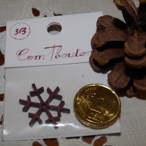 Wooden button Snowflake red collar