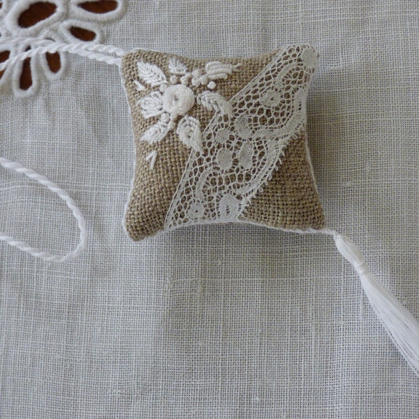 Coussin ou bijoux pour ciseaux tons blanc