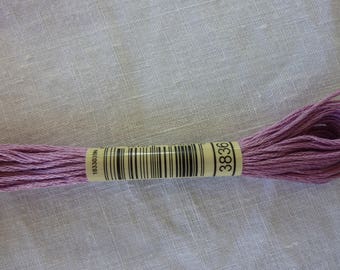 以下が含まれることがあります： DMC刺繍糸の糸巻き。薄い紫色の糸で、番号「3836」とDMCのロゴが書かれています。