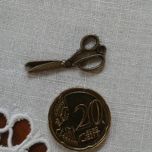 Seamstress scissors bronze collar
