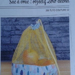 Puede incluir: Una bolsa de malla amarilla para productos con cierre de cordón y forro de tela azul y blanco con un patrón de árboles. La bolsa está llena de naranjas. El texto en la imagen dice "Com'1 idée by 3B COM Sac à vrac : objectif Zéro déchet 399 TUTO COUTURE 02".