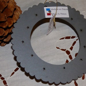 Mini gray round frame from the bee company