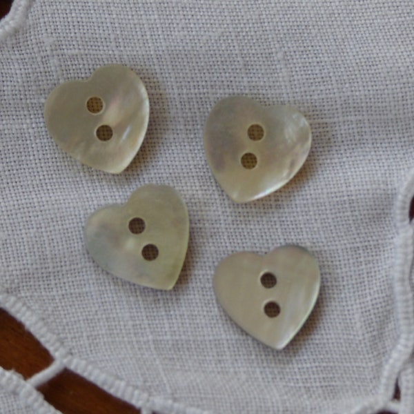 Lot de 4 boutons  en nacre  coeur