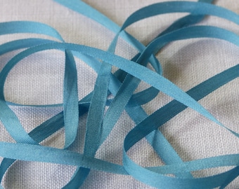 3m of plain silk ribbon with medium blue collar in 4mm