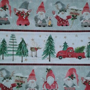 Peut inclure: Motif répété avec des gnomes de Noël, des camions rouges transportant des sapins de Noël, des arbres à feuilles persistantes et des flocons de neige. Les gnomes portent des tenues rouges et grises et tiennent des pancartes avec "Love" et "Peace".
