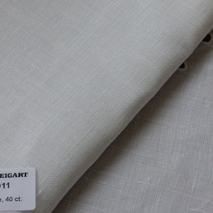 Op de afbeelding: Een witte linnen stof met een label met de tekst "ZWEIGART 3348/7011 Newcastle 16,0 Fd/cm, 40 ct. 100% Li"