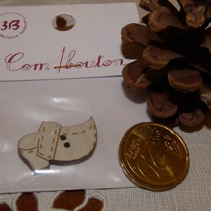 Wooden button Off-white collar hoof