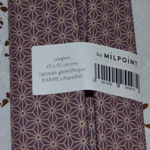 Puede incluir: Un cupón de tela morado y blanco con el texto "coupon 45 x 55 cm env japonais géométrique PARME (Asanoha)" y "by MILPOINT" con un código de barras debajo.
