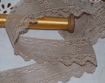 Wide ecru-taupe lace