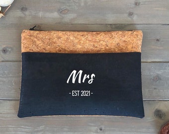 Custom Mrs Est Wash Bag, Bride's Gift Toiletry Travel Bag, Personalised Cork Leather Gift for Newlyweds, Eco Friendly Makeup Bag