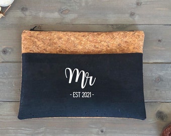 Custom Mr Est Wash Bag, Groom's Gift Toiletry Travel Bag, Personalised Cork Leather Gift for Newlyweds, Eco Friendly Dopp Kit