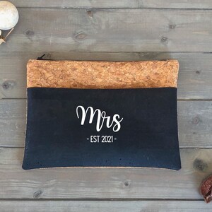 Custom Mrs Est Waschtasche, Braut Geschenk Kulturbeutel Reisetasche, Personalisiertes Kork Leder Geschenk für Brautpaare, Umweltfreundliche Schminktasche