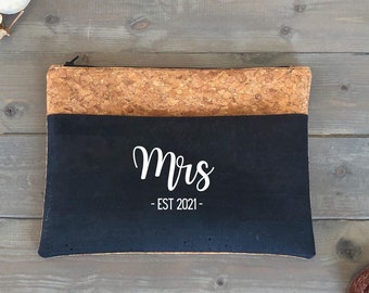 Custom Mrs Est Wash Bag, Bride's Gift Toiletry Travel Bag, Personalised Cork Leather Gift for Newlyweds, Eco Friendly Makeup Bag