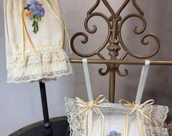 Embroidered Appliqué Lace Toilet Paper Holder & Towel Set in Cream w/ Flowers