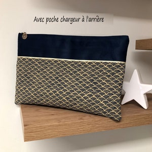 Pochette ordinateur, tissu japonais, suédine avec poche chargeur / Housse MacBook beige, bleu marine, liseré doré / Etui personnalisable