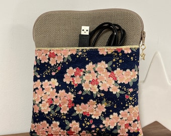 Kindle pouch in linen and Japanese floral fabric / Custom Kobo zipped case / Customizable ebook case with charger pocket