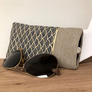 Etui lunettes souple lin, tissu japonais Seigaiha beige et bleu marine / Housse molletonnée,  personnalisable / Etui téléphone personnalisé
