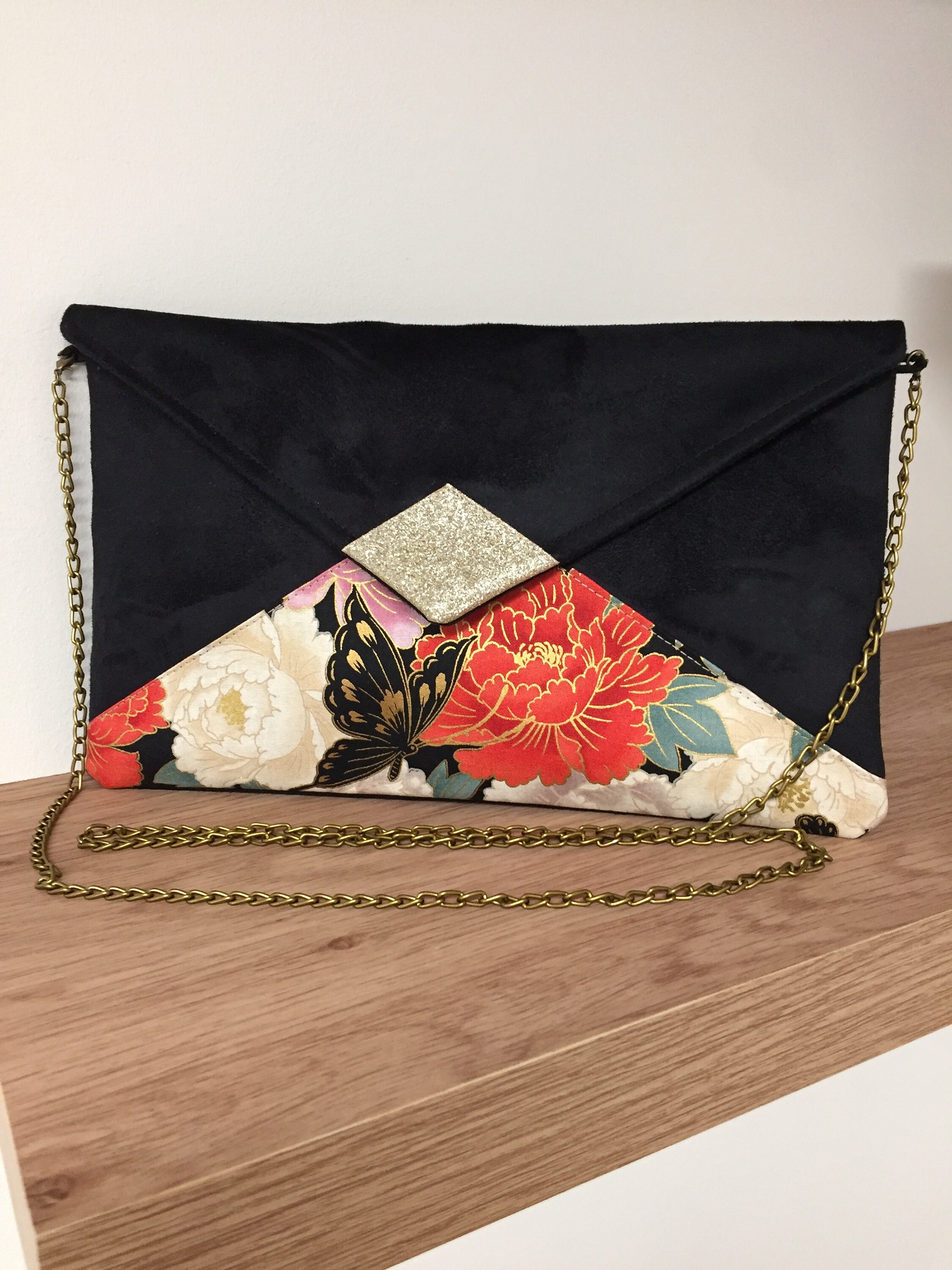 Pochette Mariage Noire Tissu Fleuri Japonais Et Paillettes Dorees Pochette Soiree Personnalisable Sac A Main Noir Fleurs Rouge Et Dore