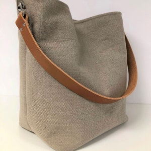 Beige linen hobo bag, removable leather handle / Women's bucket bag, sportswear style / Canvas tote bag, leather handle Anse en cuir fauve