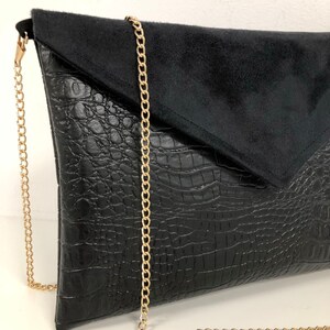 Pochette soirée noire aspect reptile / Pochette mariage forme enveloppe personnalisable, avec ou sans chainette / Sac à main noir femme image 6