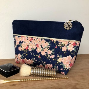 Pochette maquillage tissu japonais fleuri Sakura et suédine / Trousse de sac bleu marine, fleurs de cerisiers, liseré doré / Personnalisable