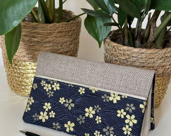 Porte chéquier lin et tissu japonais bleu Sakura / Etui chéquier beige et bleu à fleurs dorées / Protège chéquier personnalisable