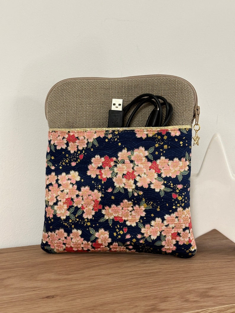 Kindle pouch in linen and Japanese floral fabric / Custom Kobo zipped case / Customizable ebook case with charger pocket image 1