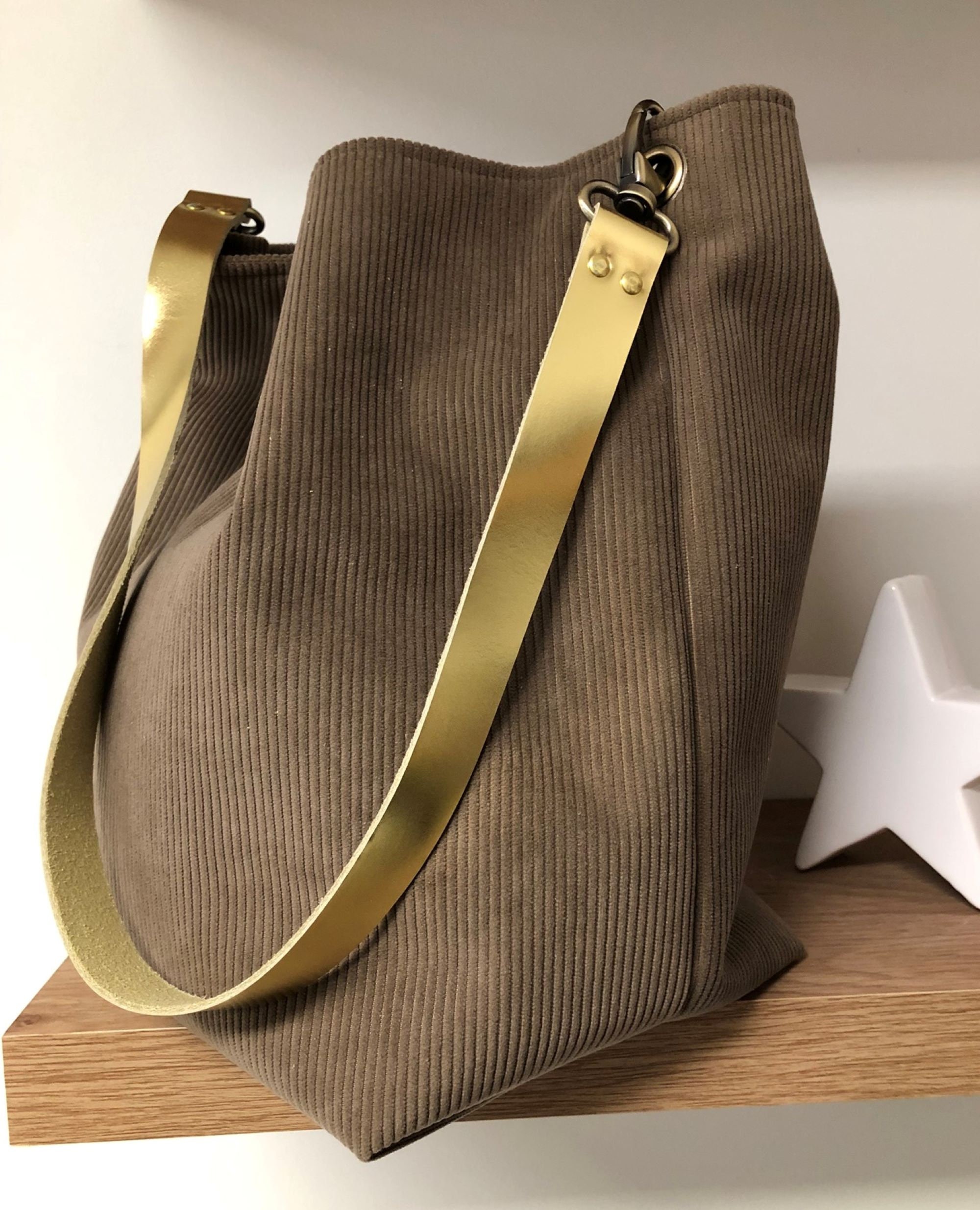 Jessica Simpson Sling bag/ shoulder bag, Women's Fashion, Bags & Wallets,  Shoulder Bags on Carousell