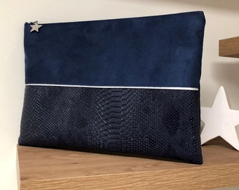 Housse ordinateur sur mesure, suédine et simili cuir reptile / Pochette Macbook zippée bleu marine et argenté / Etui  transport Macbook