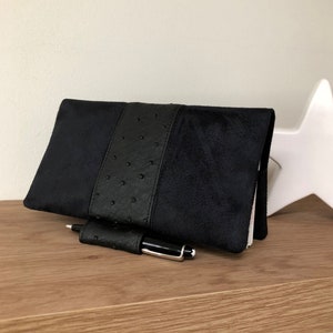 Porta chequera negro con portalápices, apariencia avestruz / Protector de chequera personalizable