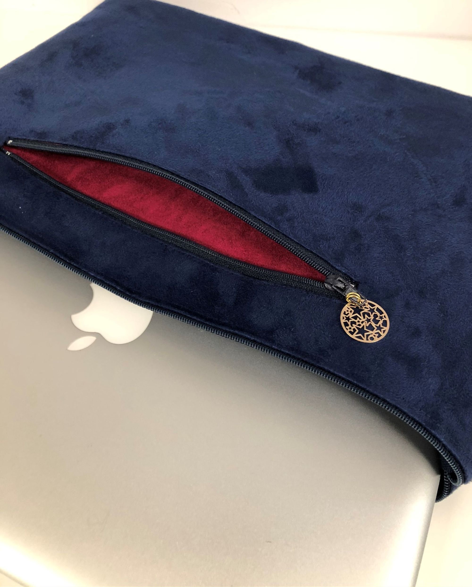 Pochette ordinateur bleu marine, dorée, avec poche chargeur / Housse  MacBook tissu japonais fleuri, suédine, liseré doré / Fleurs cerisiers -   France