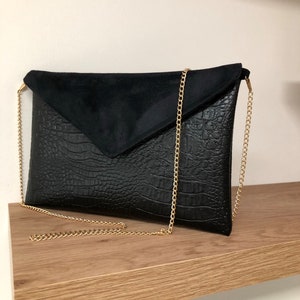 Pochette soirée noire aspect reptile / Pochette mariage forme enveloppe personnalisable, avec ou sans chainette / Sac à main noir femme image 4