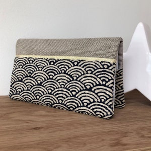 Porte chéquier lin et tissu japonais Seigaiha bleu nuit /  Etui chéquier femme beige, doré, à personnaliser / Motif japonais grosses vagues