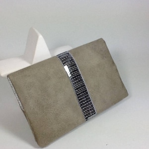 Chequera mujer topo con lentejuelas plateadas / chequera tamaño cartera en ante y lentejuelas, personalizable