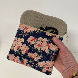 Kindle pouch in linen and Japanese floral fabric / Custom Kobo zipped case / Customizable ebook case with charger pocket image 6